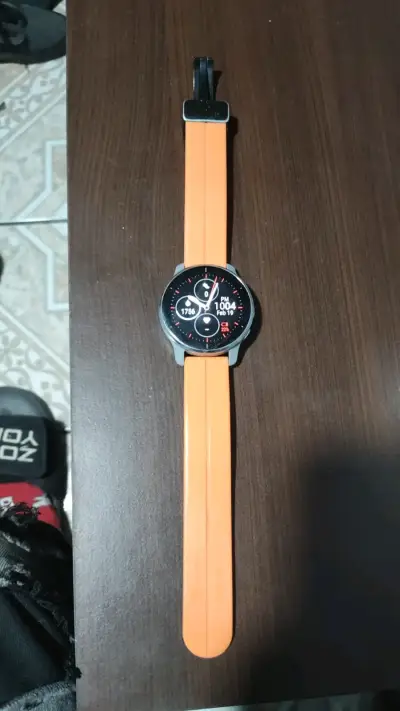 Smartwatch con correa naranja - miniatura 1