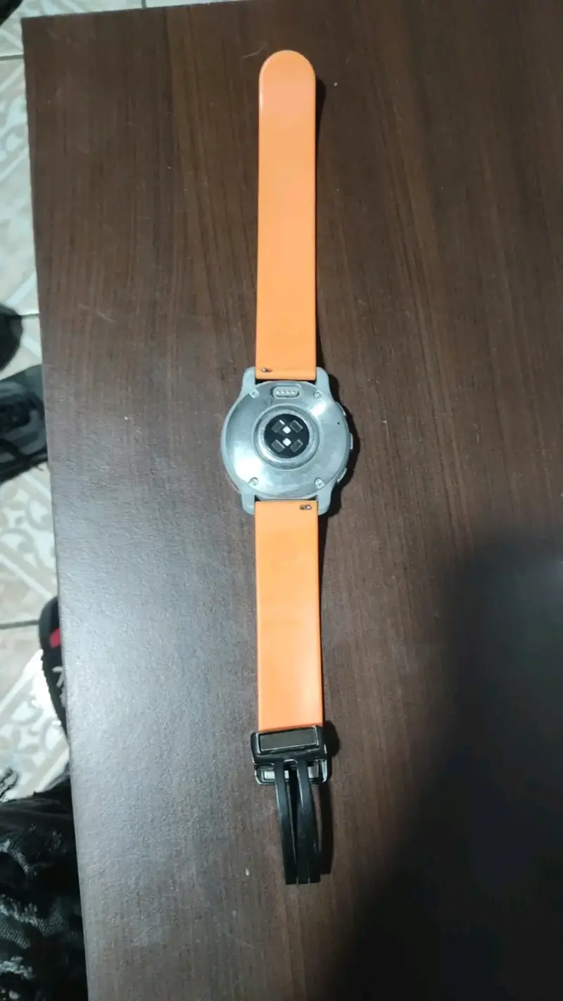 Smartwatch con correa naranja - 2