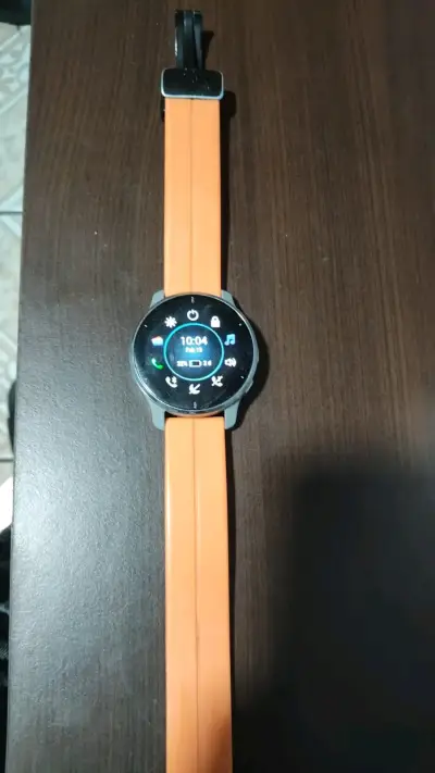 Smartwatch con correa naranja - miniatura 3