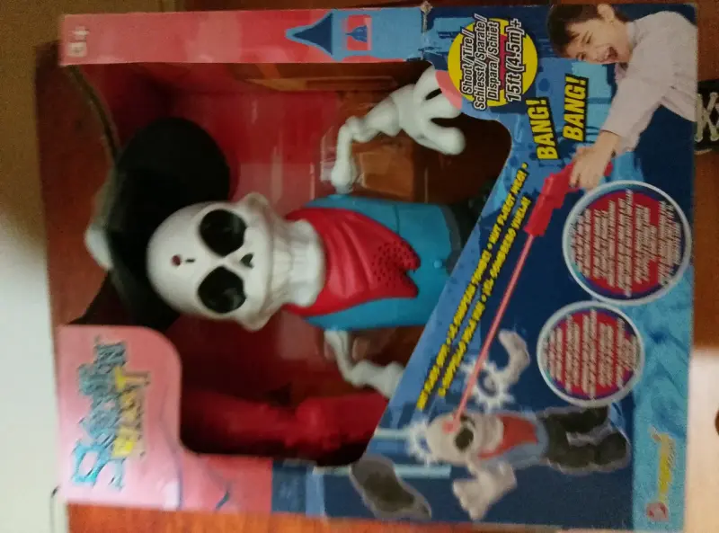 Juguete esqueleto interactivo con sombrero