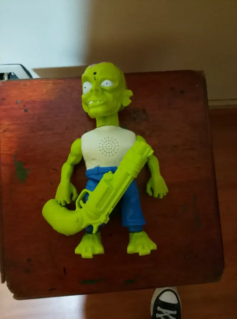Muñeco alienígena verde con pistola