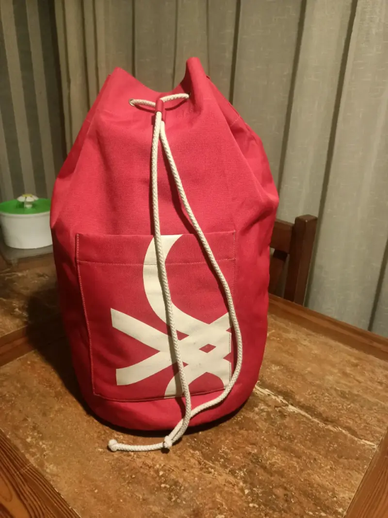 Mochila saco roja con diseño