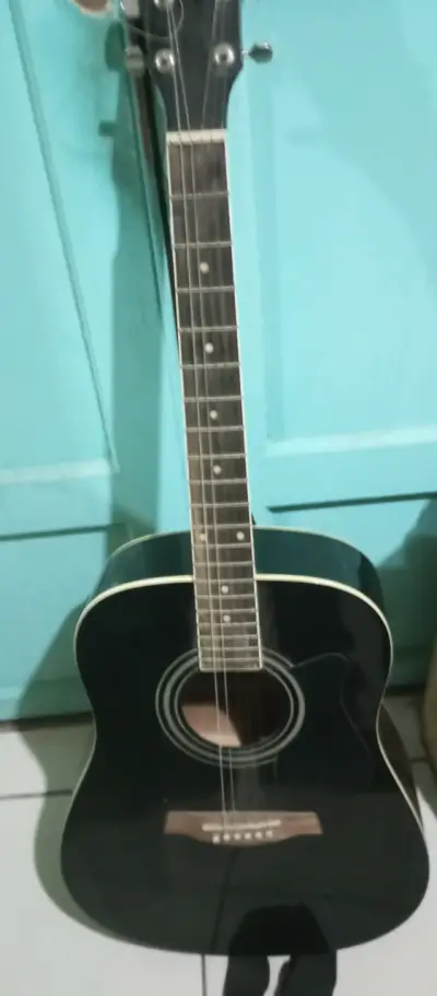 Guitarra acústica negra - miniatura 1
