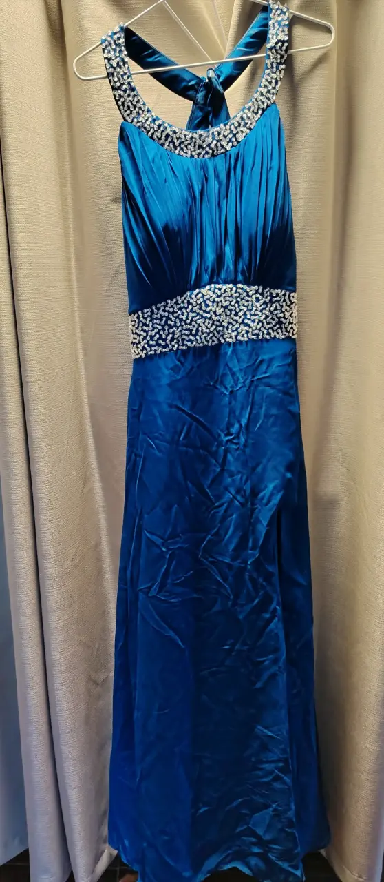 Vestido de noche azul con detalles