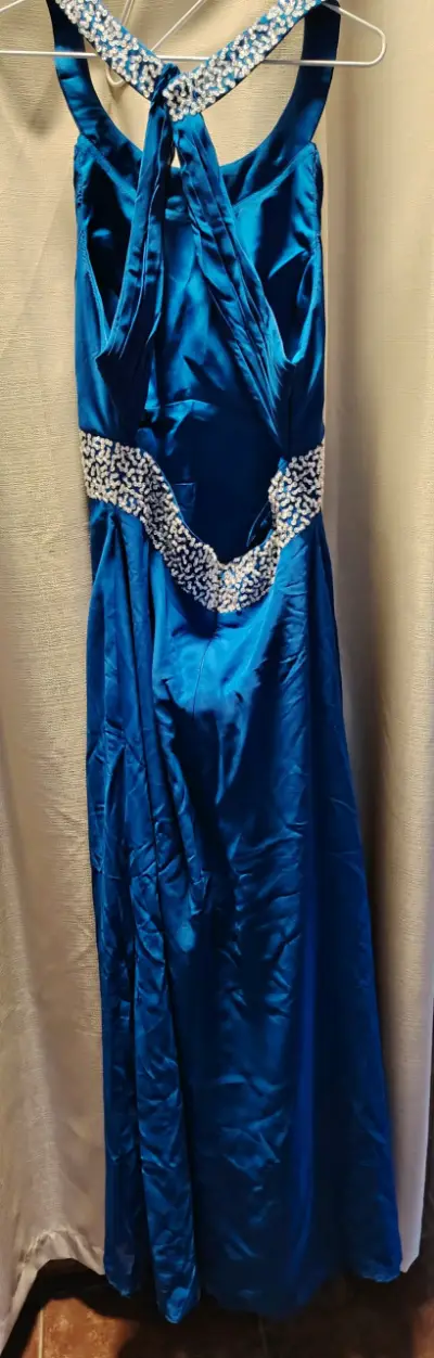 Vestido de noche azul con detalles - miniatura 2