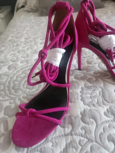 Sandalias fucsia con taco alto - miniatura 2