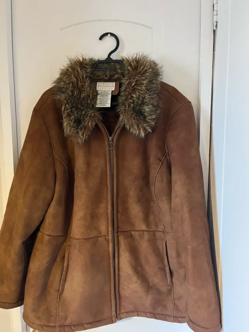 Chaqueta con cuello de piel sintética café