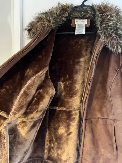 Chaqueta con cuello de piel sintética café - miniatura 3