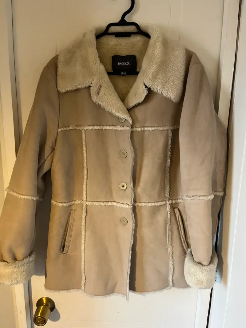 Abrigo beige con forro de peluche