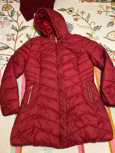 Parka acolchada roja con capucha - miniatura 1