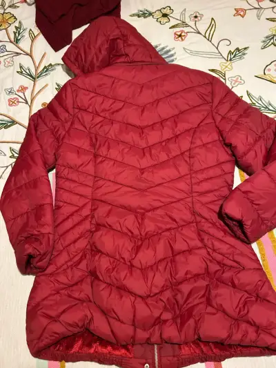 Parka acolchada roja con capucha - miniatura 2