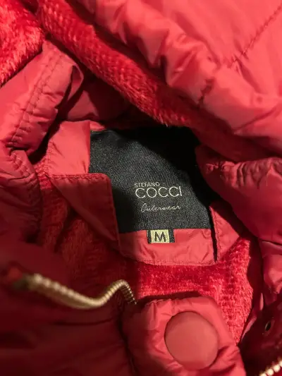 Parka acolchada roja con capucha - miniatura 3