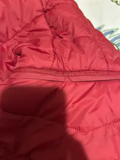 Parka acolchada roja con capucha - miniatura 4