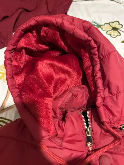Parka acolchada roja con capucha - miniatura 5