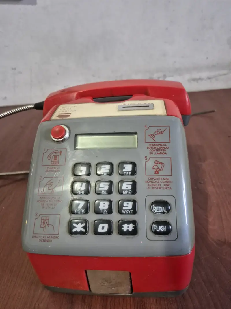 Teléfono público vintage