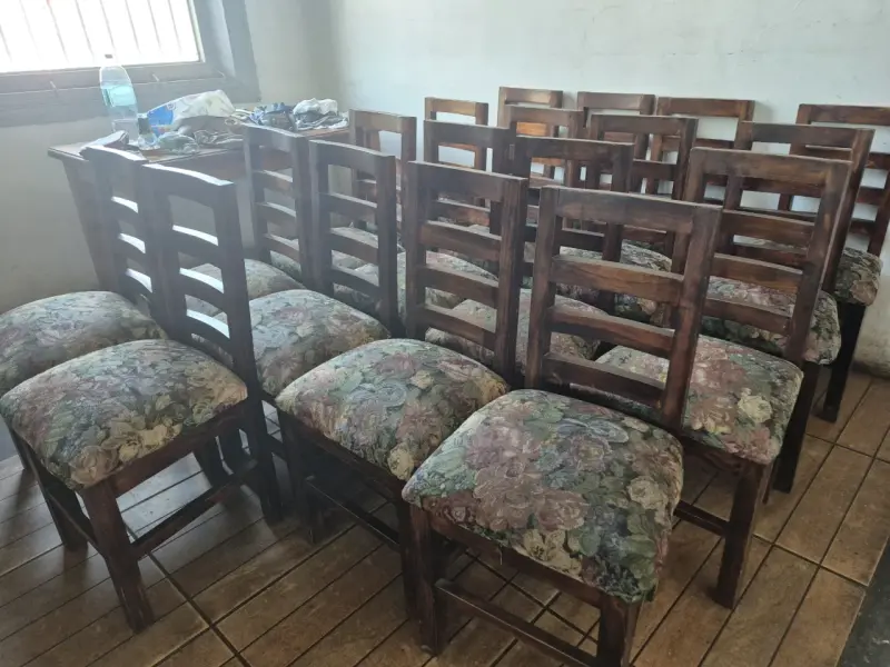 Conjunto de sillas de madera