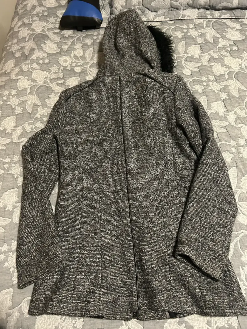 Abrigo gris con capucha de piel - 2