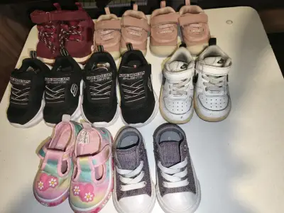 Lote de zapatillas y zapatos infantiles - miniatura 1