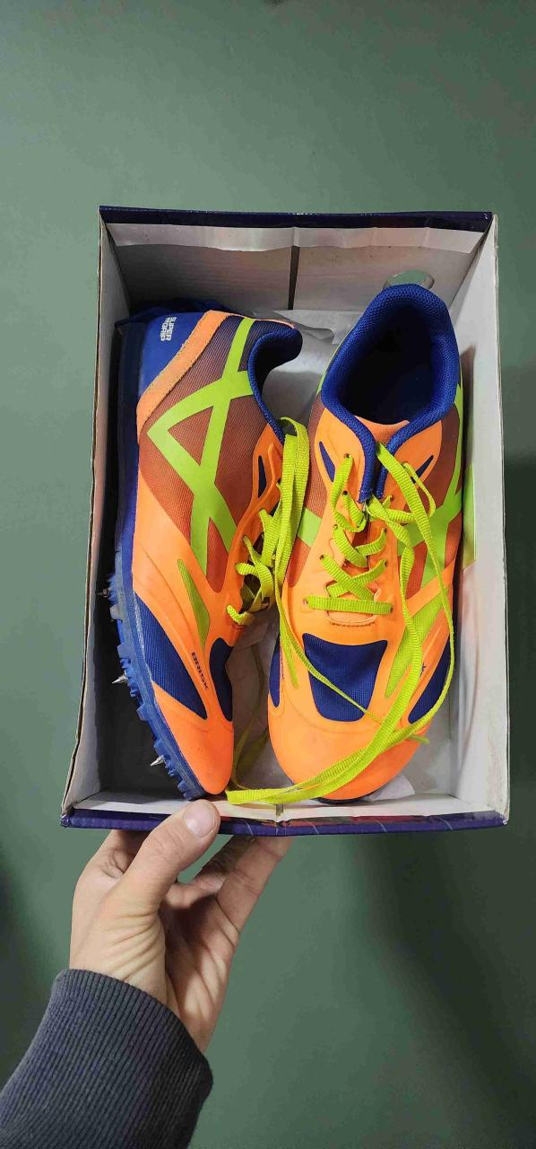 Zapatillas atletismo, con clavos