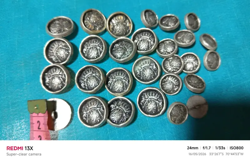 Hermosos botones metálicos y resinas - 3