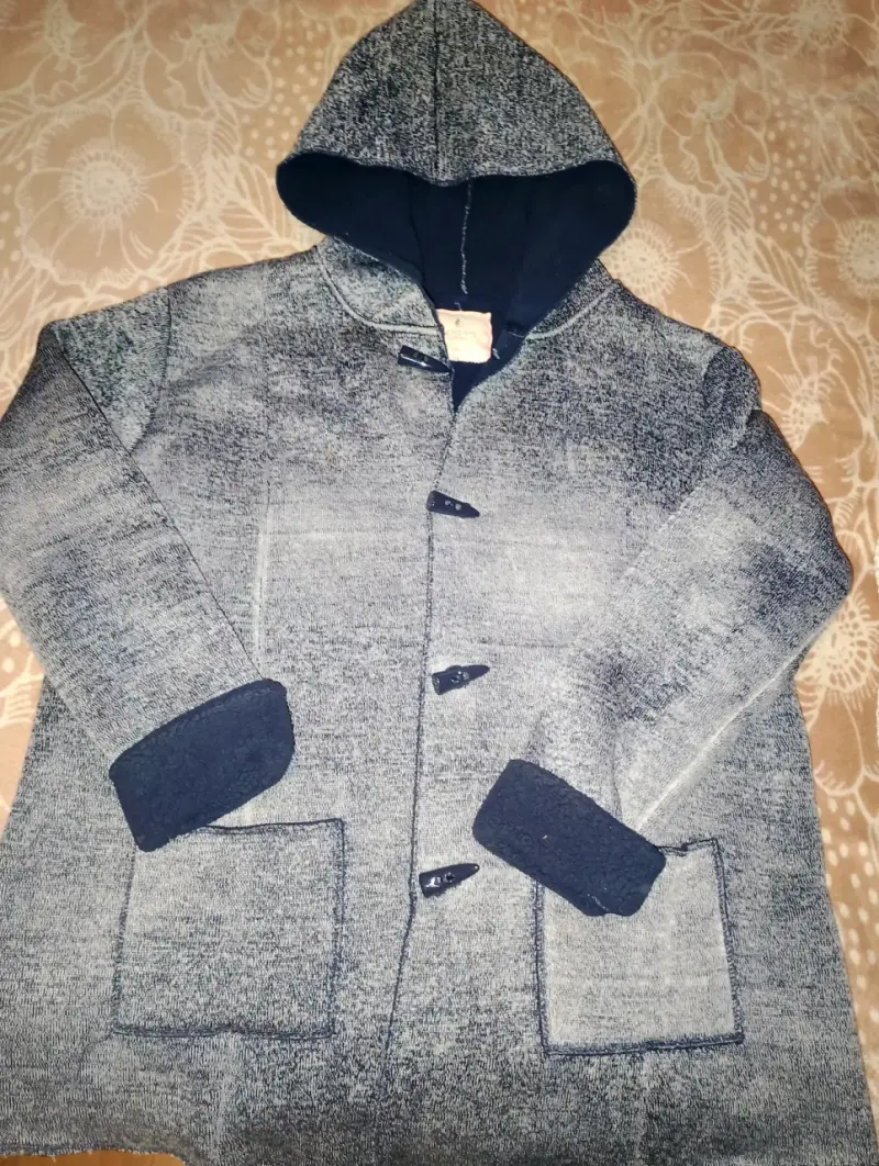 Abrigo con capucha gris