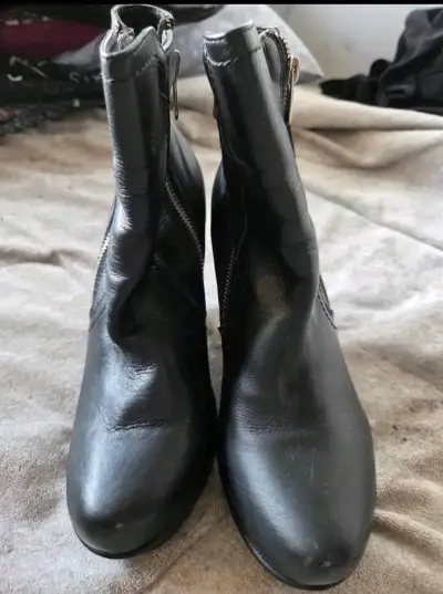 Botines negros de cuero marca Exotica - miniatura 1