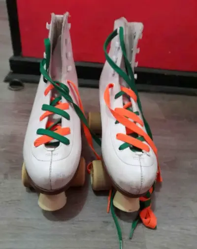 Patines de cuatro ruedas blancos - miniatura 1