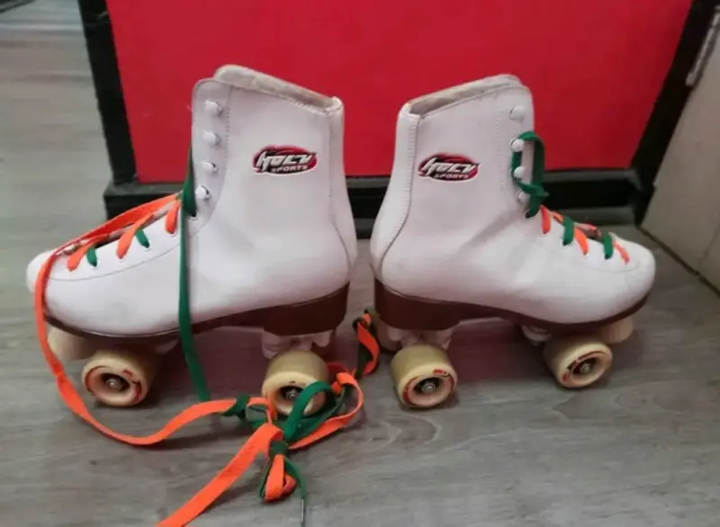 Patines de cuatro ruedas blancos - 3