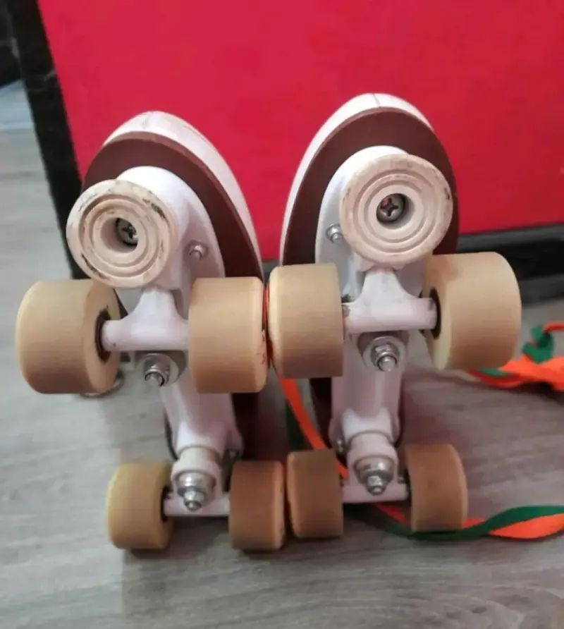Patines de cuatro ruedas blancos - 4