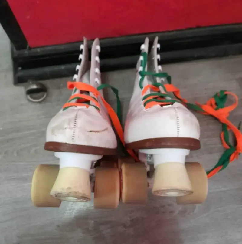 Patines de cuatro ruedas blancos - 5
