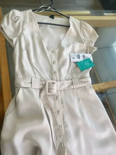 Vestido beige con cinturón nuevo marca IÓ - miniatura 2