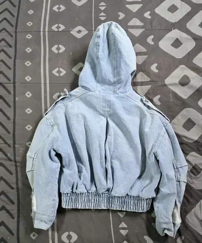 Chaqueta de mezclilla con capucha - miniatura 1