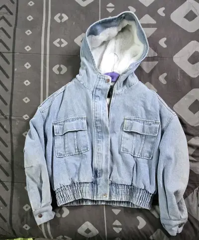 Chaqueta de mezclilla con capucha - miniatura 3