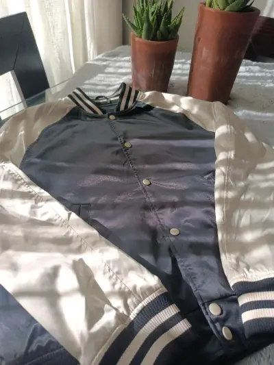 Chaqueta bomber negra y blanca - miniatura 3