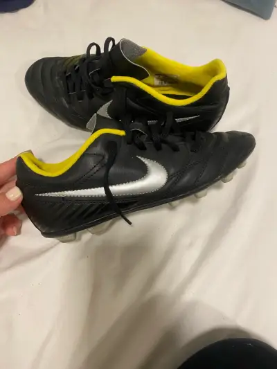 Botines de fútbol negros y amarillos - miniatura 1