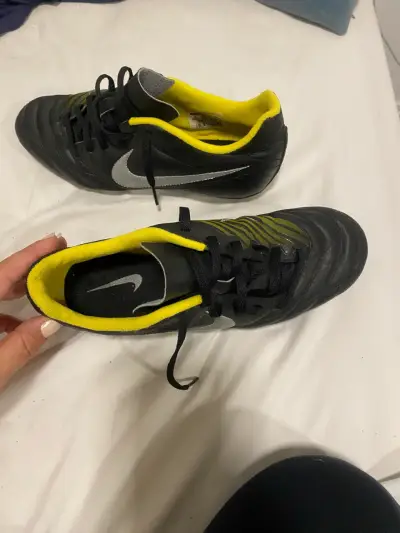 Botines de fútbol negros y amarillos - miniatura 2