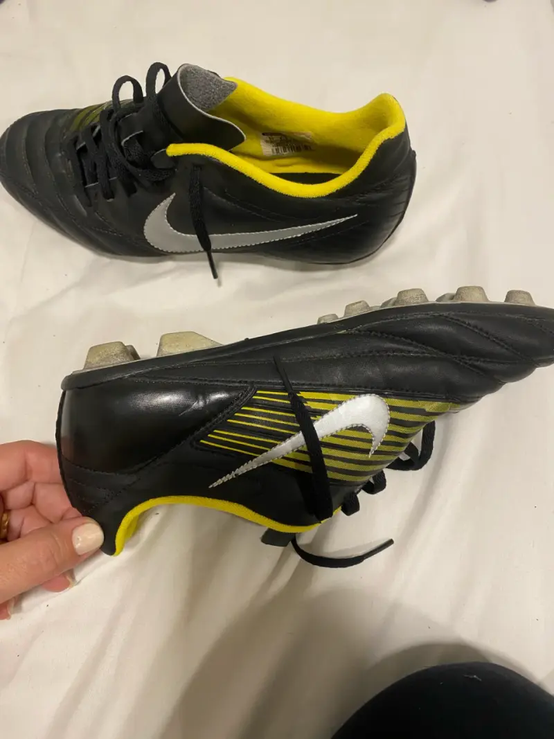 Botines de fútbol negros y amarillos - 3