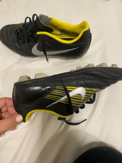Botines de fútbol negros y amarillos - miniatura 3