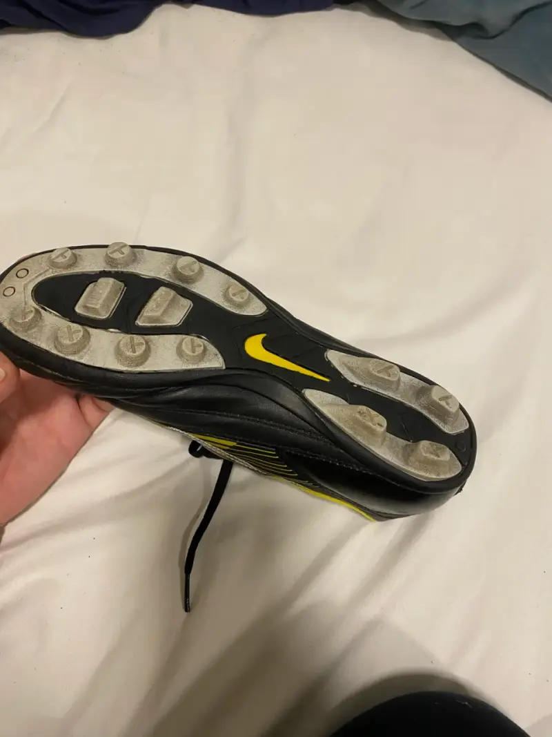 Botines de fútbol negros y amarillos - 4