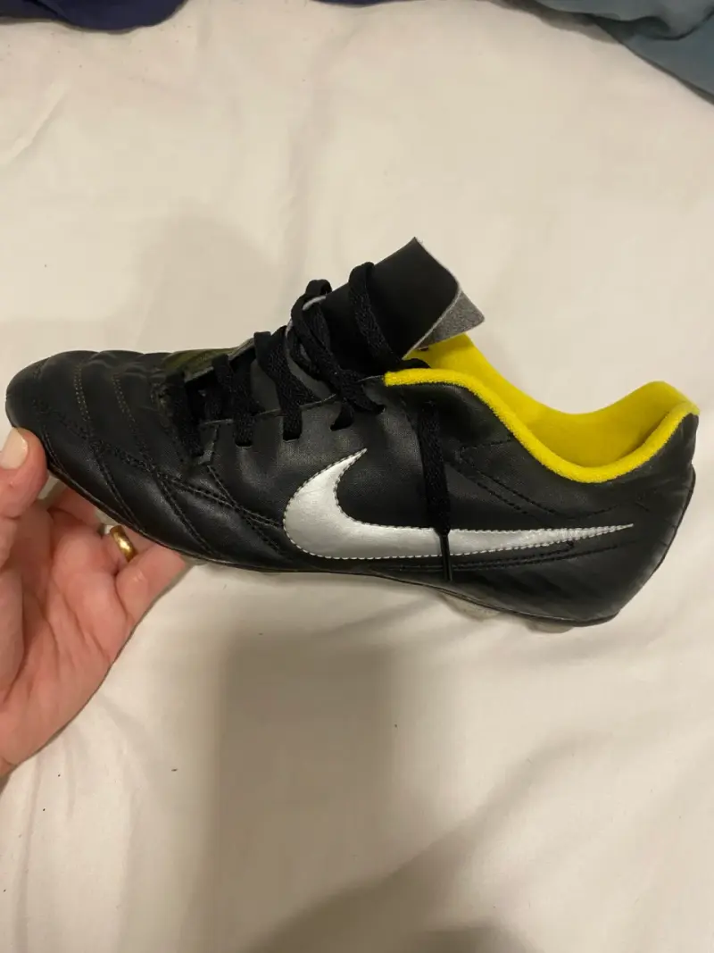 Botines de fútbol negros y amarillos - 5