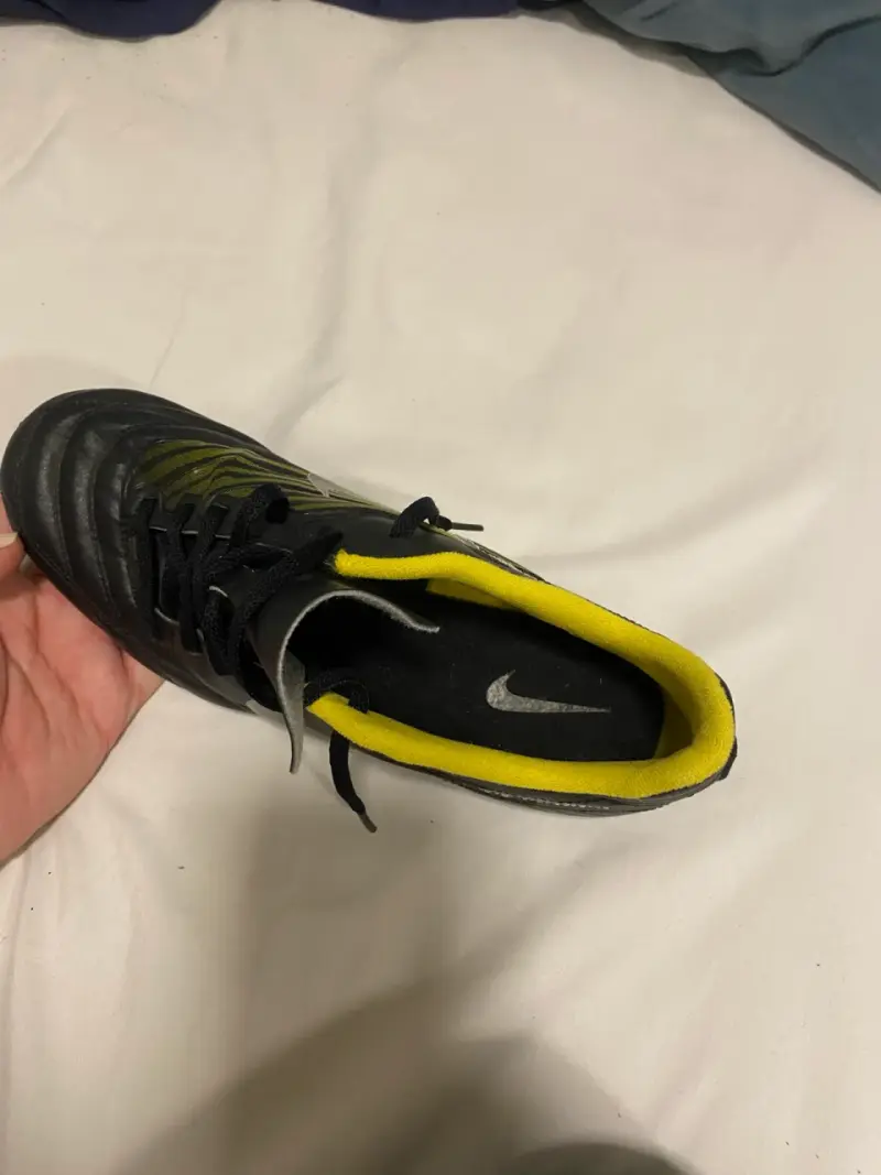 Botines de fútbol negros y amarillos - 6