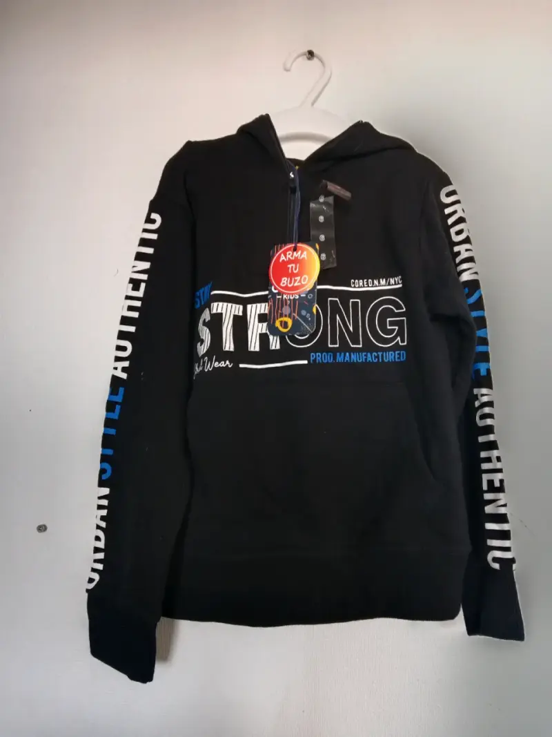 Polerón negro con capucha talla 6