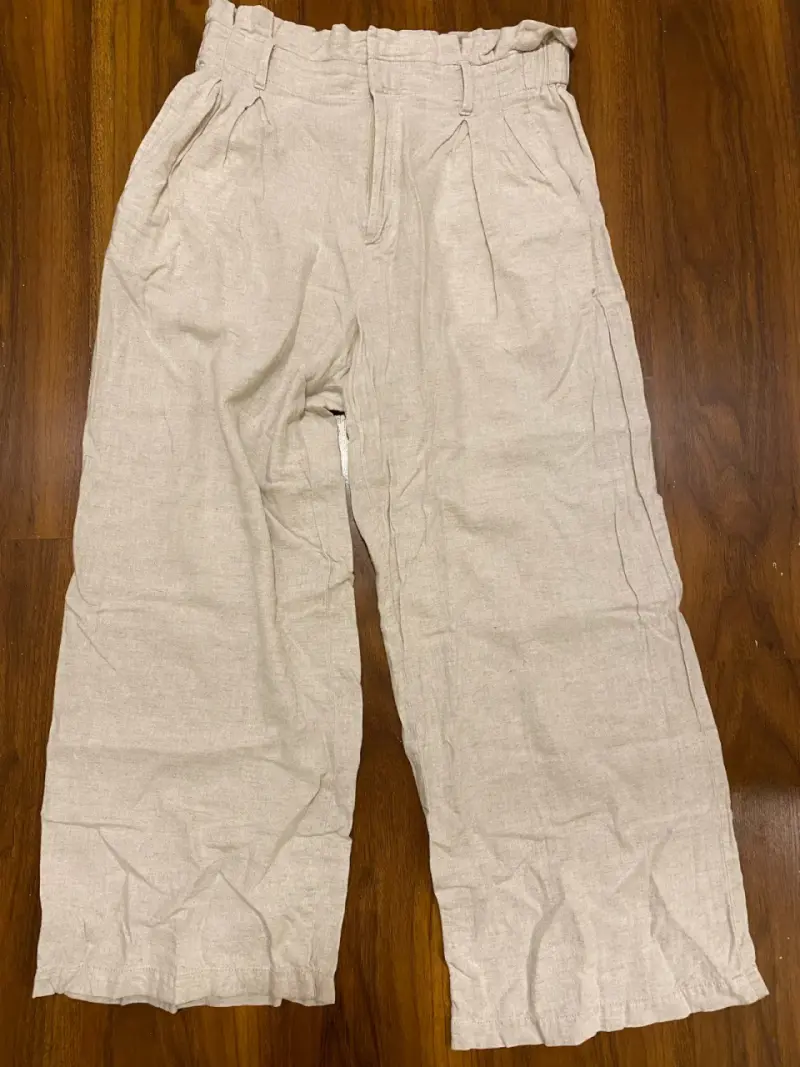 Pantalones beige con pliegues