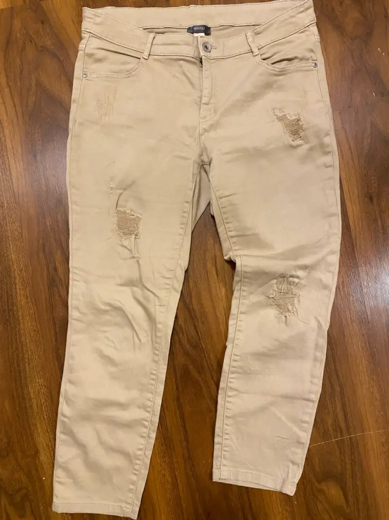 Pantalones beige casuales rotos