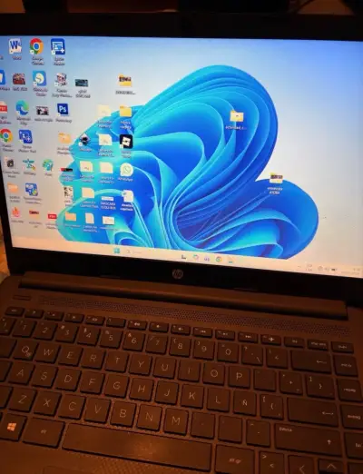 Laptop HP con Windows 11 - miniatura 1