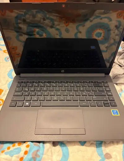 Laptop HP con Windows 11 - miniatura 2