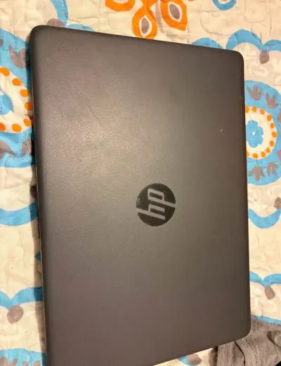 Laptop HP con Windows 11 - miniatura 3