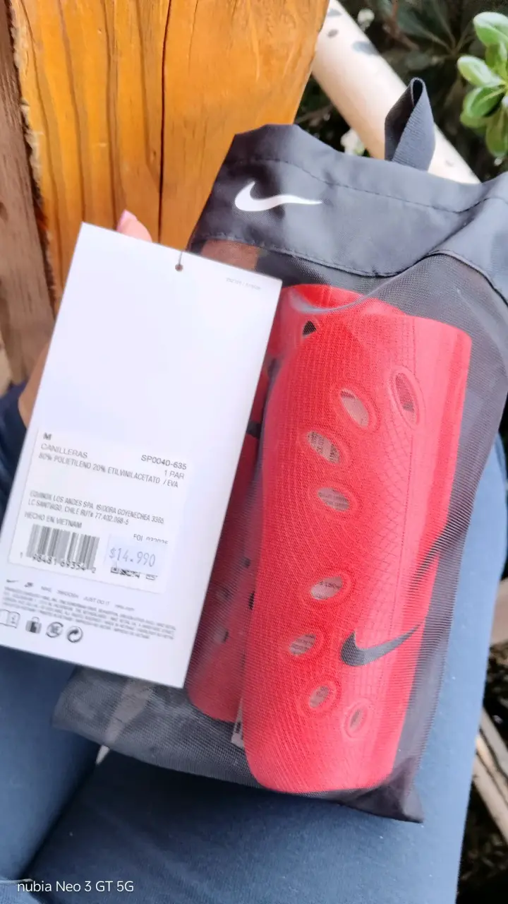 Canilleras Nike rojas con bolsa