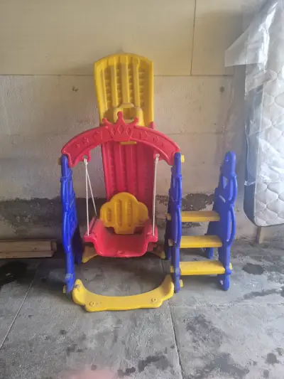 Tobogán y columpio para niños - miniatura 1