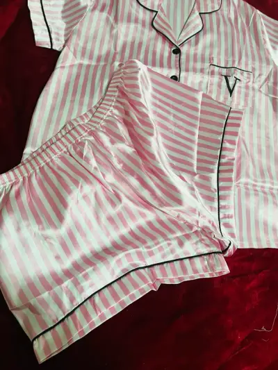 Pijama de rayas rosado y blanco - miniatura 1